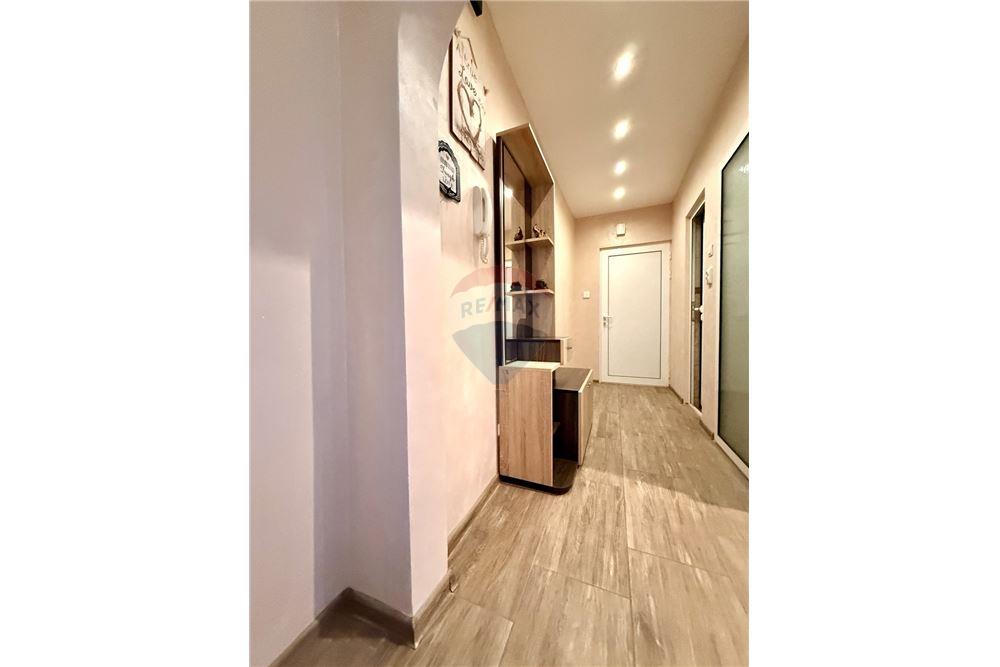 Апартамент - За продажба - гр. Варна, Област Варна, България - Просторен Г – образен коридор - Коридор - 360321025-274