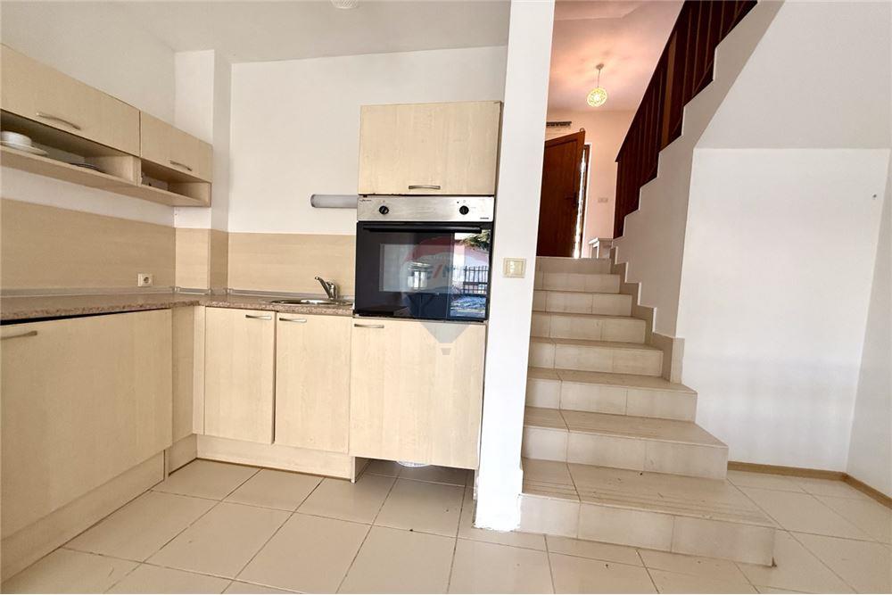 Апартамент - За продажба - с. Рогачево, Област Добрич, България - Просторна всекидневна с кухненски бокс и трапезария с изход към веранда тип английски двор/ ниво 1 - Всекидневна/Трапезария - 360321025-273