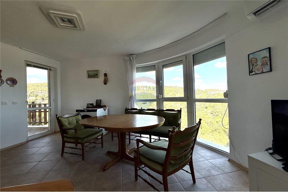 Condo/Apartment - For Sale - гр. Балчик, Област Добрич, Болгария - Просторна всекидневна с кухненски бокс и трапезария  с излаз към голяма открита тераса с гледка към морето - LivingRoom/DiningRoom - 360321025-229