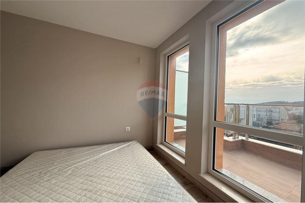 Апартамент - За продажба - гр. Варна, Област Варна, България - Спалня с изход към просторна открита тераса с гледка към морето - Спалня - 360321025-272