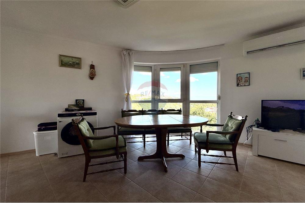 Condo/Apartment - For Sale - гр. Балчик, Област Добрич, Болгария - Просторна всекидневна с кухненски бокс и трапезария  с излаз към голяма открита тераса с гледка към морето - LivingRoom/DiningRoom - 360321025-229