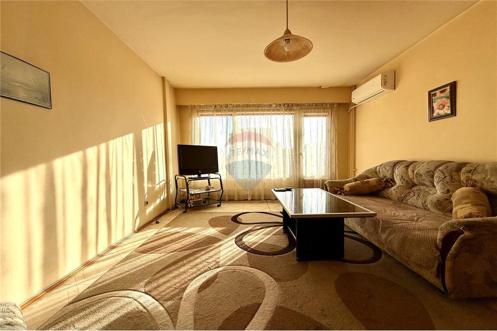 Апартамент - За продажба - гр. Варна, Област Варна, България - Просторна слънчева всекидневна с изход към открита тераса с частична панорамна гледка - Всекидневна - 360321025-285