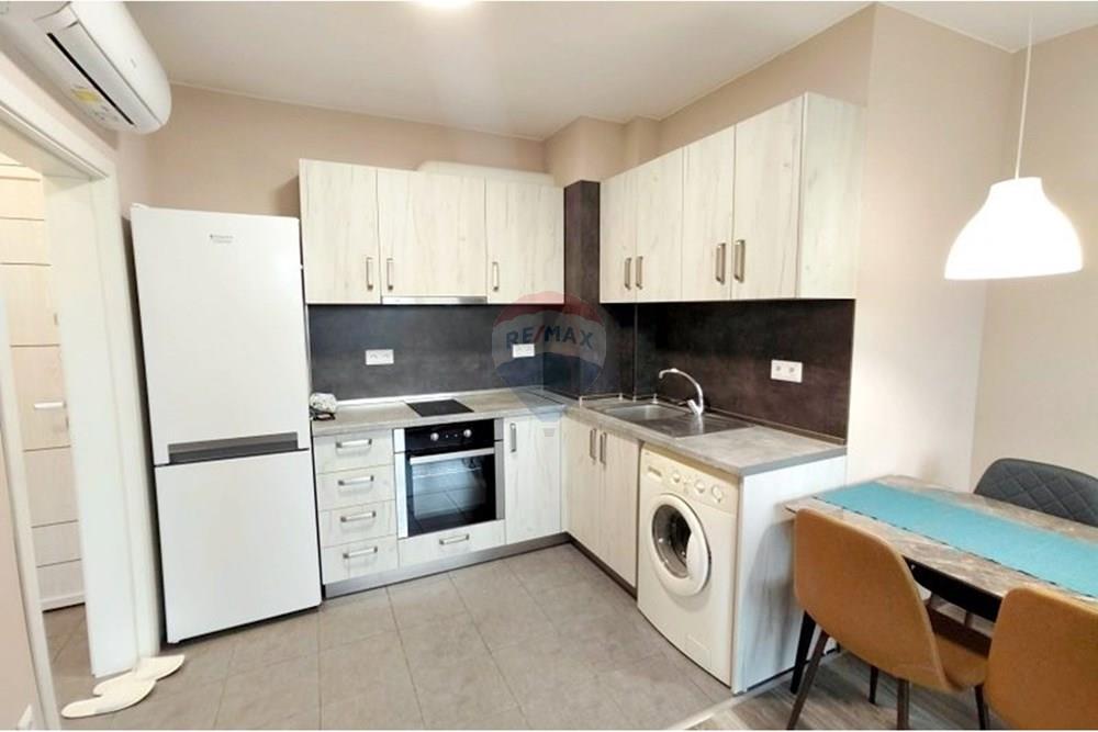 Апартамент - Под наем - гр. Варна, Област Варна, България - viber_изображение_2025-10-27_12-15-26-030.jpg - Кухня към всекидневната - 360511019-1