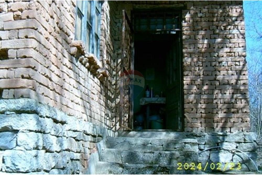 Селска къща - За продажба - с. Изворово, Област Добрич, България - Steps into main house.doc.jpg - 360391052-11