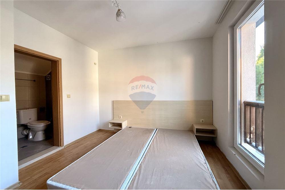 Апартамент - За продажба - с. Рогачево, Област Добрич, България - Втора спалня с баня и тоалетна в едно помещение към нея/ ниво 3 - Спалня - 360321025-273