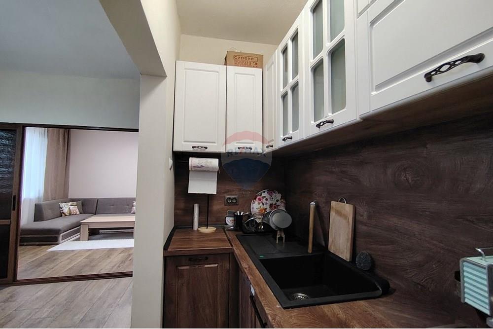 Апартамент - Под наем - гр. Шумен, Област Шумен, България - viber_изображение_2025-11-24_09-24-33-000.jpg - Кухня към всекидневната - 360441021-2