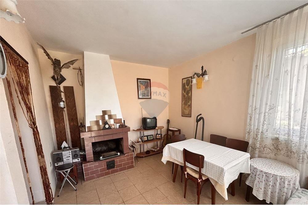 Вила - За продажба - гр. Варна, Област Варна, България - Всекидневна и трапезария с камина и изход към просторна веранда с нескриваема гледка към морето и гора/ етаж 1 - Всекидневна/Трапезария - 360321025-286