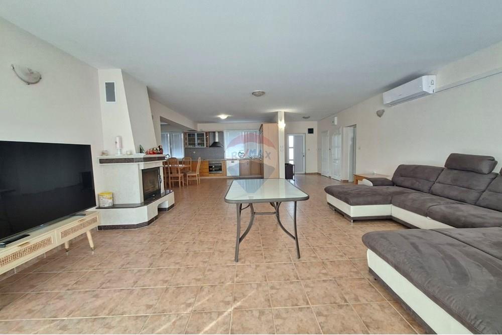 Селска къща - За продажба - с. Соколово, Област Добрич, България - 05.jpg - Всекидневна - 360321001-530