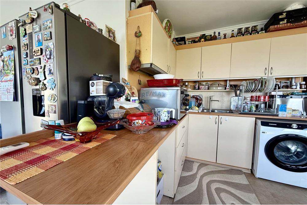 Condo/Apartment - For Sale - гр. Балчик, Област Добрич, Болгария - Просторна всекидневна с кухненски бокс и трапезария  с излаз към голяма открита тераса с гледка към морето - LivingRoom/DiningRoom - 360321025-229