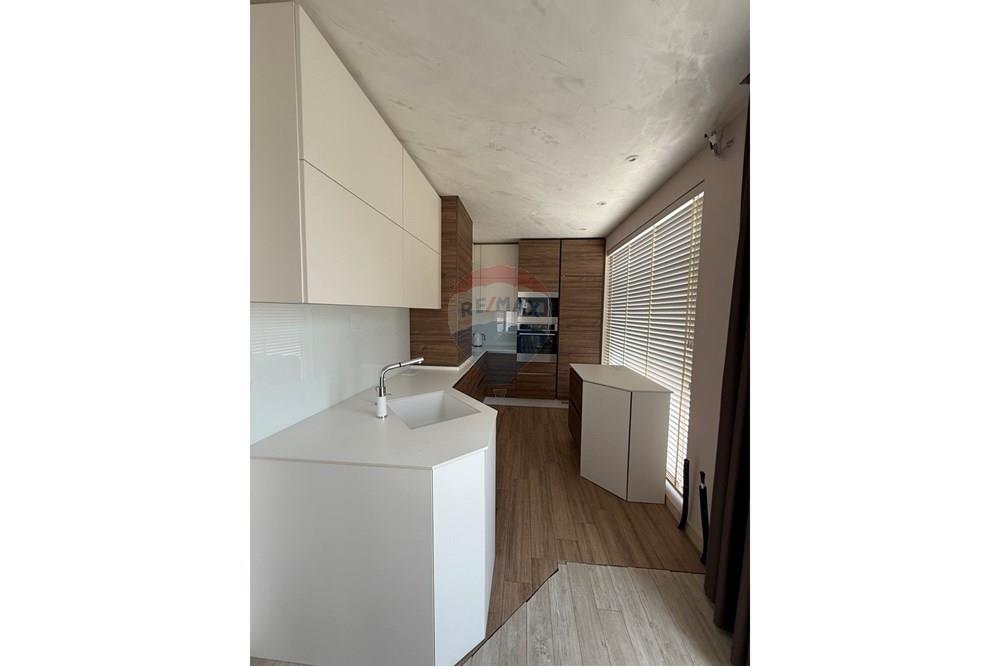 Апартамент - За продажба - гр. Варна, Област Варна, България - viber_image_2025-10-10_11-15-15-777.jpg - Кухня към всекидневната - 360481026-17