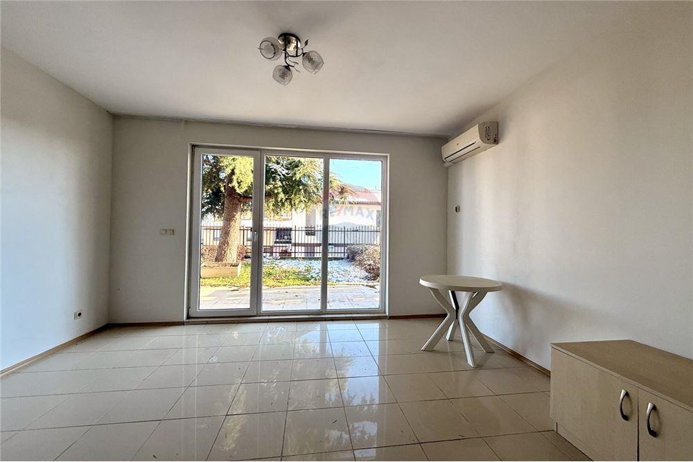 Апартамент - За продажба - с. Рогачево, Област Добрич, България - Просторна всекидневна с кухненски бокс и трапезария с изход към веранда тип английски двор/ ниво 1 - Всекидневна/Трапезария - 360321025-273