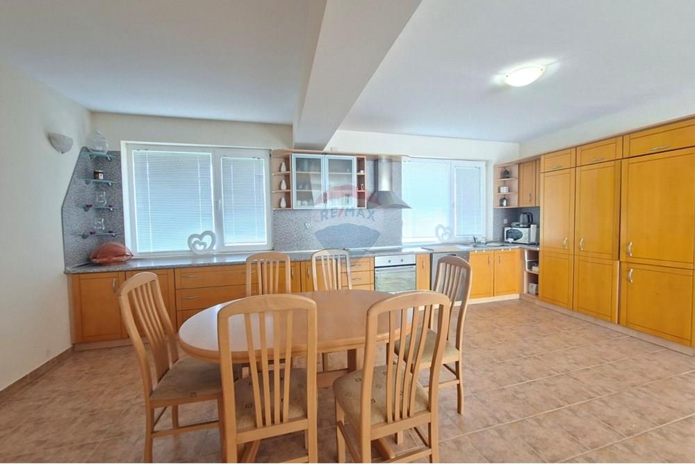 Селска къща - За продажба - с. Соколово, Област Добрич, България - 07.jpg - Кухня към всекидневната - 360321001-530