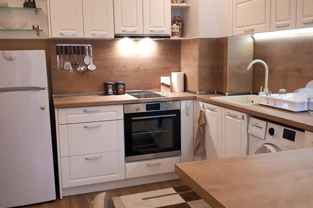 Апартамент - Под наем - гр. Варна, Област Варна, България - viber_image_2024-10-14_13-16-28-136.jpg - Кухня към всекидневната - 360391034-52