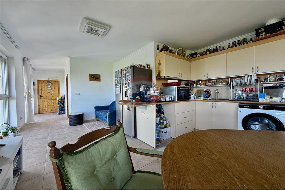 Condo/Apartment - For Sale - гр. Балчик, Област Добрич, Болгария - Просторна всекидневна с кухненски бокс и трапезария  с излаз към голяма открита тераса с гледка към морето - LivingRoom/DiningRoom - 360321025-229