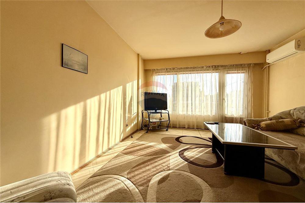 Апартамент - За продажба - гр. Варна, Област Варна, България - Просторна слънчева всекидневна с изход към открита тераса с частична панорамна гледка - Всекидневна - 360321025-285