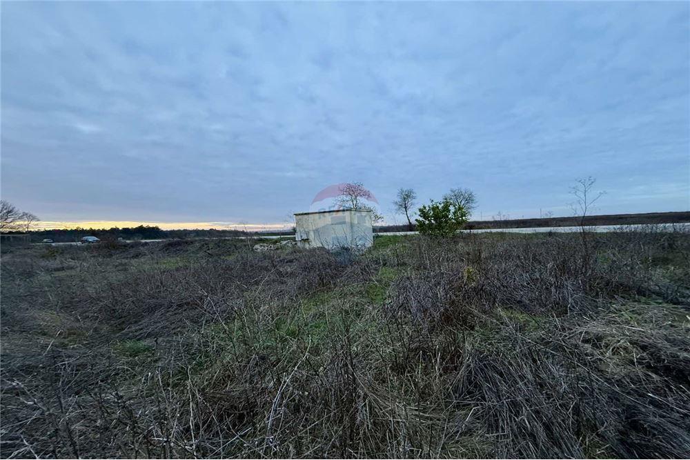 УПИ - За продажба - с. Топола, Област Добрич, България - Едноетажна сграда с функционално предназначение - сграда за енергопроизводство – трафопост - Друга - 360321025-261
