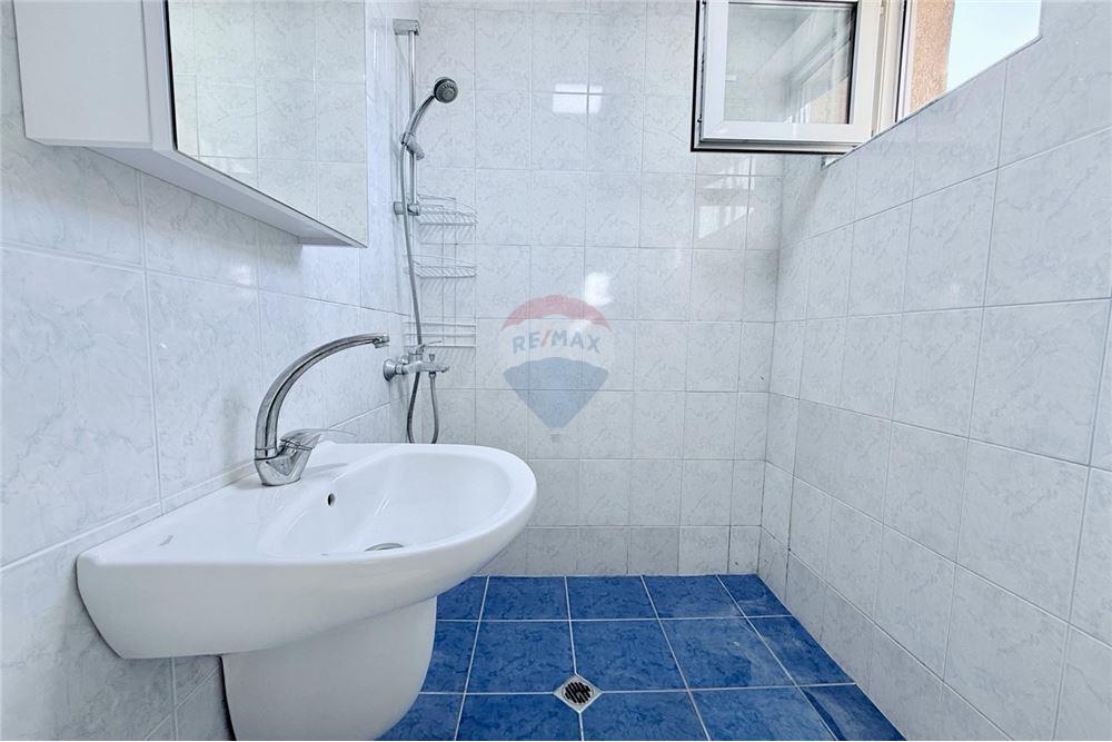 Condo/Apartment - For Sale - гр. Балчик, Област Добрич, Болгария - Баня и тоалетна в едно помещение към първа спалня - Bathroom - 360321025-229