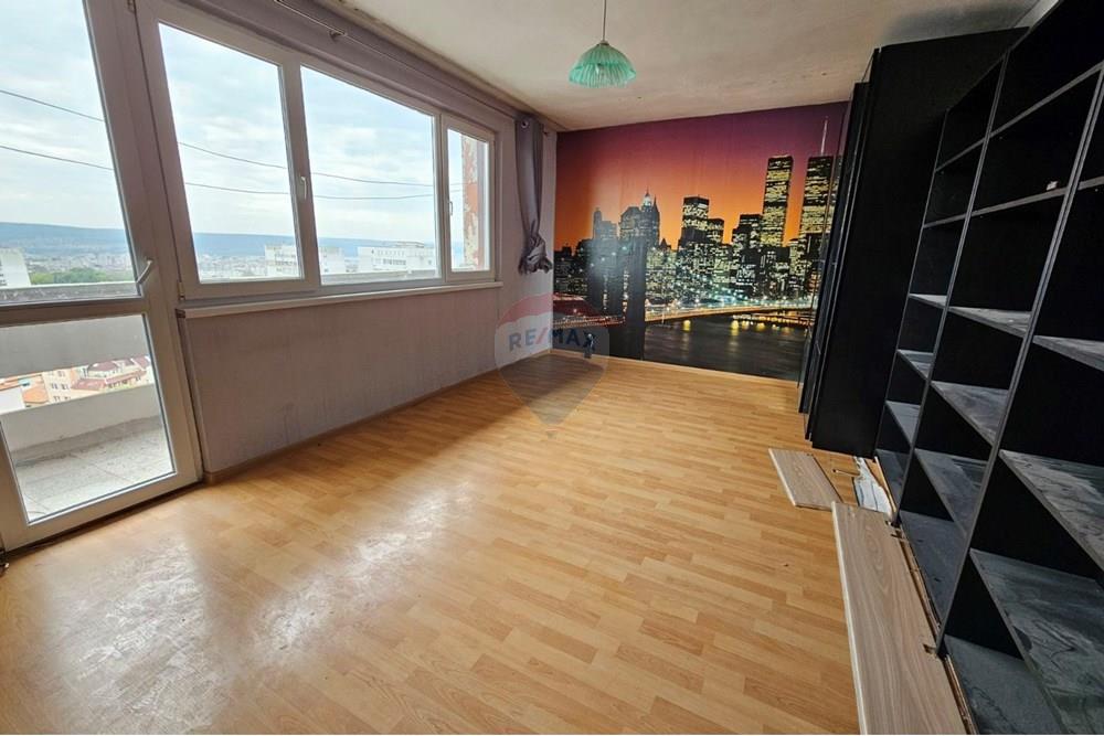 Апартамент - За продажба - гр. Варна, Област Варна, България - viber_image_2025-10-13_12-32-19-387.jpg - Всекидневна - 360391034-50