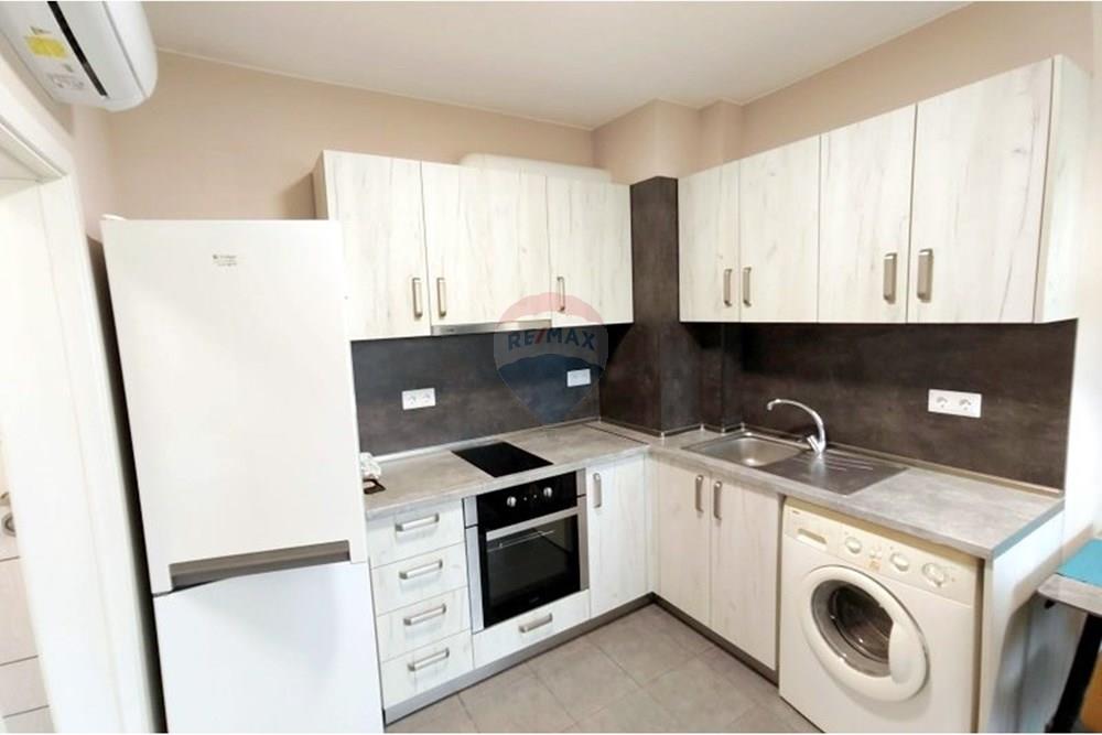 Апартамент - Под наем - гр. Варна, Област Варна, България - viber_изображение_2025-10-27_12-26-40-282.jpg - Кухня към всекидневната - 360511019-1