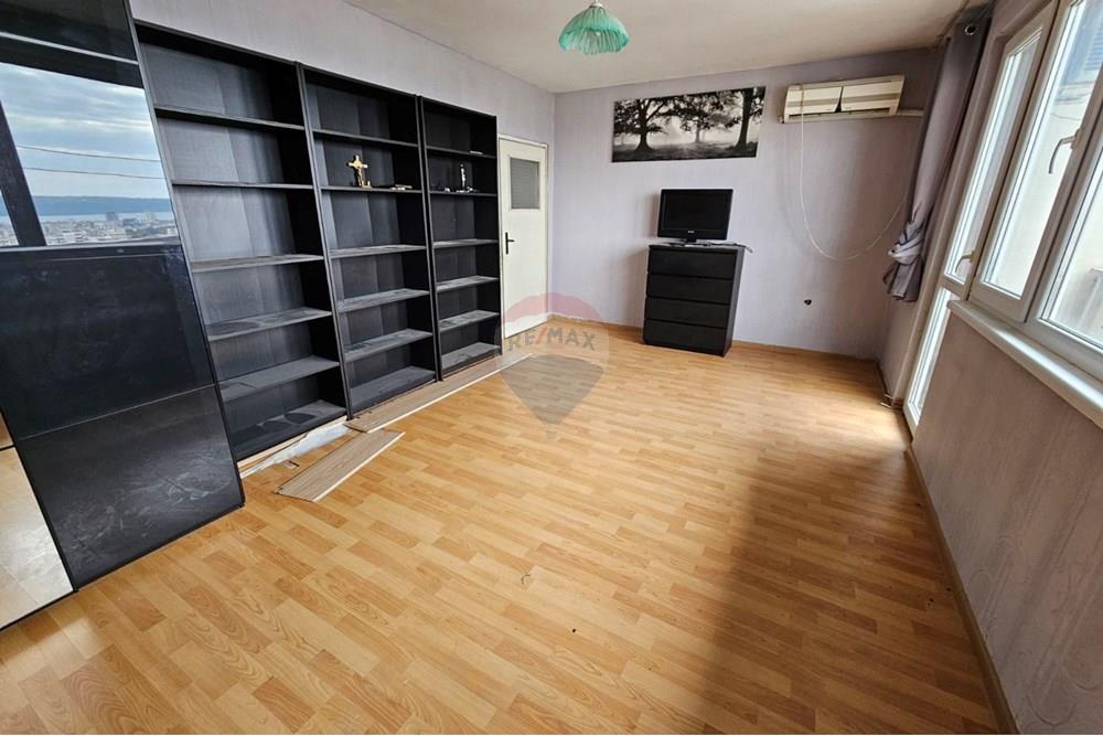 Апартамент - За продажба - гр. Варна, Област Варна, България - viber_image_2025-10-13_12-32-19-700.jpg - Всекидневна - 360391034-50