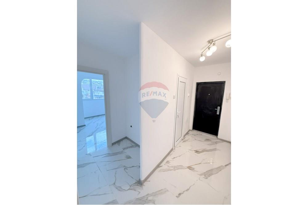 Апартамент - За продажба - гр. Варна, Област Варна, България - viber_изображение_2025-10-27_11-47-35-669.jpg - Коридор - 360511003-309