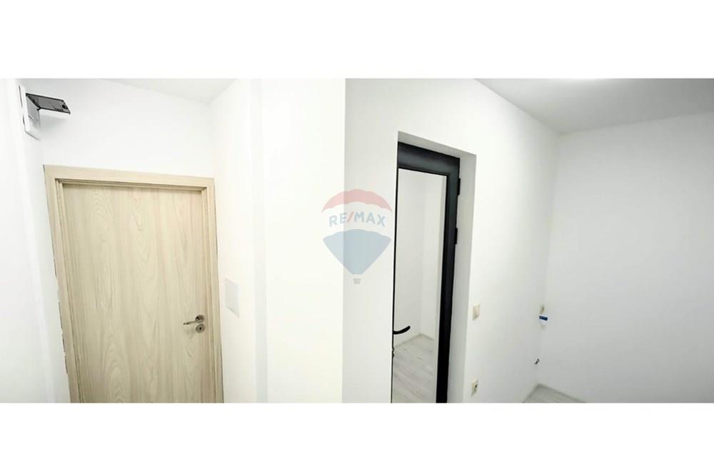 Апартамент - За продажба - гр. Варна, Област Варна, България - viber_изображение_2025-10-29_15-32-38-885.jpg - Коридор - 360511010-93