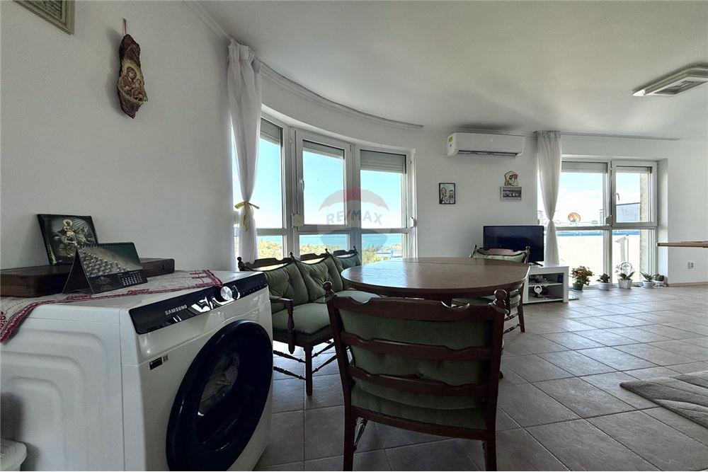 Condo/Apartment - For Sale - гр. Балчик, Област Добрич, Болгария - Просторна всекидневна с кухненски бокс и трапезария  с излаз към голяма открита тераса с гледка към морето - LivingRoom/DiningRoom - 360321025-229