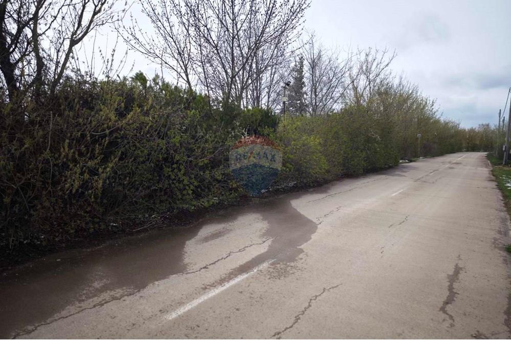 УПИ - За продажба - с. Топола, Област Добрич, България - viber_image_2025-04-07_16-21-48-984.jpg - 360391053-4