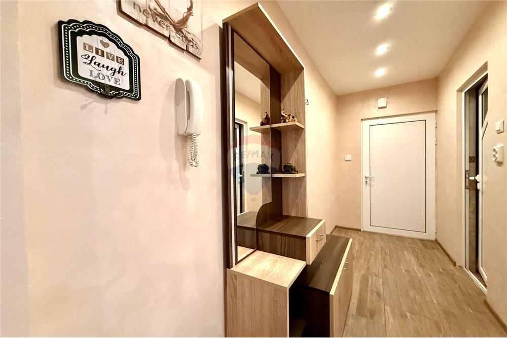 Апартамент - За продажба - гр. Варна, Област Варна, България - Просторен Г – образен коридор - Коридор - 360321025-274