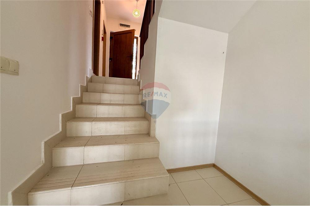 Апартамент - За продажба - с. Рогачево, Област Добрич, България - Просторна всекидневна с кухненски бокс и трапезария с изход към веранда тип английски двор/ ниво 1 - Всекидневна/Трапезария - 360321025-273