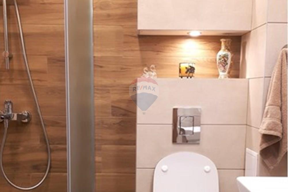 Апартамент - Под наем - гр. Варна, Област Варна, България - viber_image_2024-10-14_13-16-54-699.jpg - Баня - 360391034-52