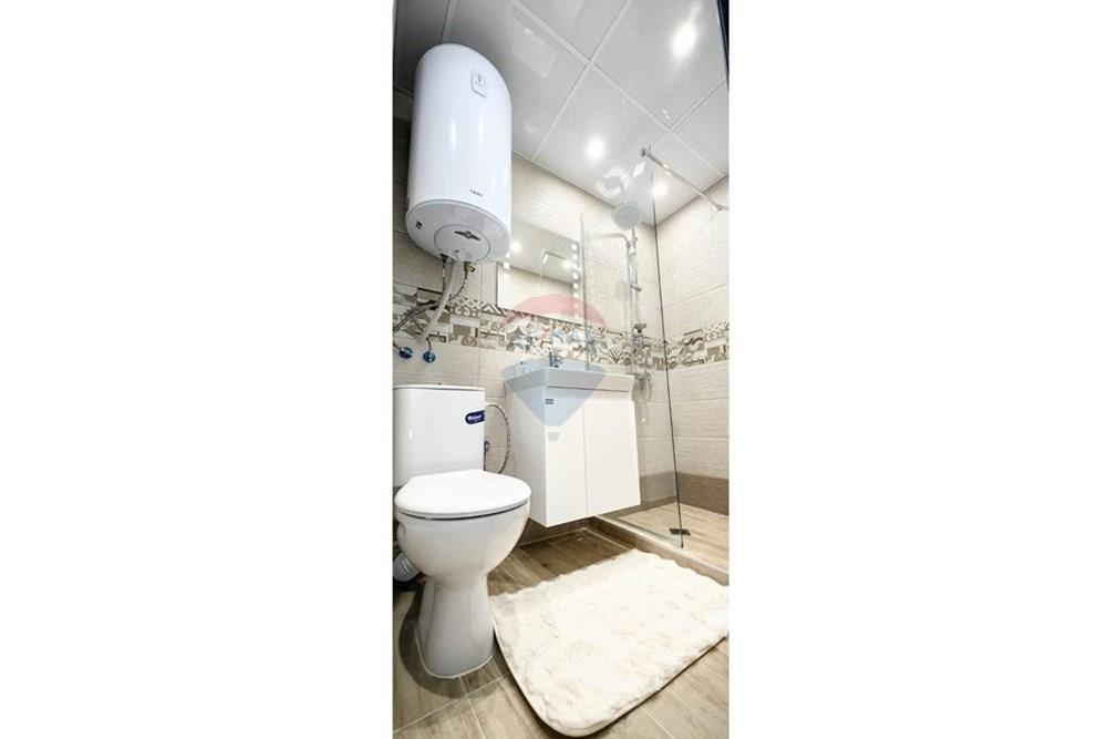 Апартамент - За продажба - гр. Варна, Област Варна, България - viber_изображение_2025-10-29_15-32-38-860.jpg - Баня с душ кабина - 360511010-93