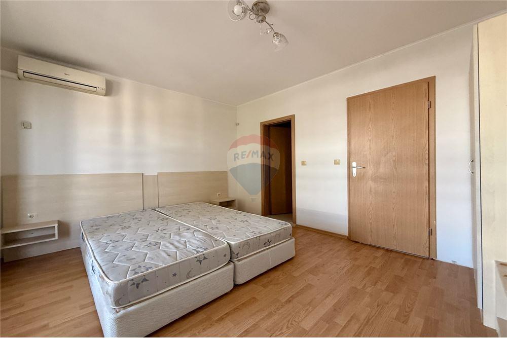 Апартамент - За продажба - с. Рогачево, Област Добрич, България - Първа спалня с баня с вана и тоалетна в едно помещение към нея и изход към просторна тераса/ ниво 2 - Спалня - 360321025-273