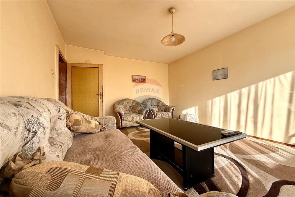 Апартамент - За продажба - гр. Варна, Област Варна, България - Просторна слънчева всекидневна с изход към открита тераса с частична панорамна гледка - Всекидневна - 360321025-285