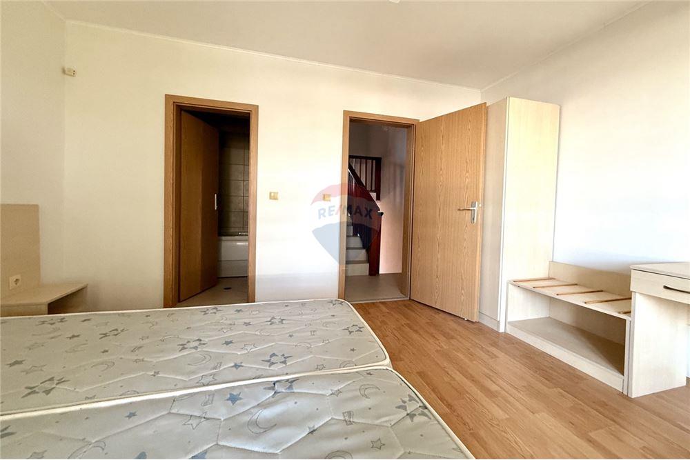 Апартамент - За продажба - с. Рогачево, Област Добрич, България - Първа спалня с баня с вана и тоалетна в едно помещение към нея и изход към просторна тераса/ ниво 2 - Спалня - 360321025-273