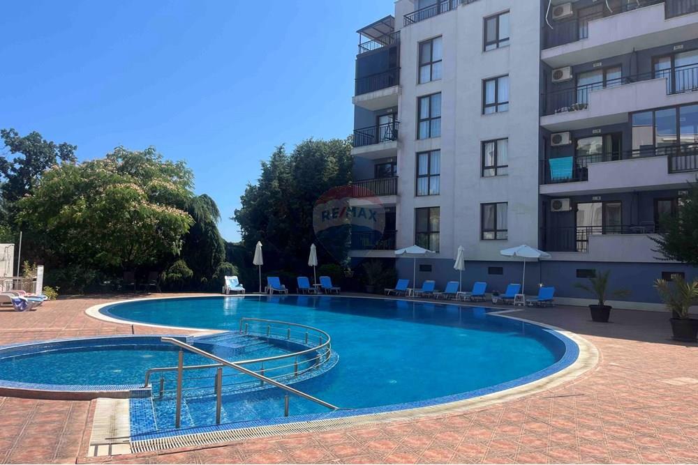 Апартамент - За продажба - к.к. Златни пясъци, Област Варна, България - басейн 1.jpg - Тераса - 360321028-141