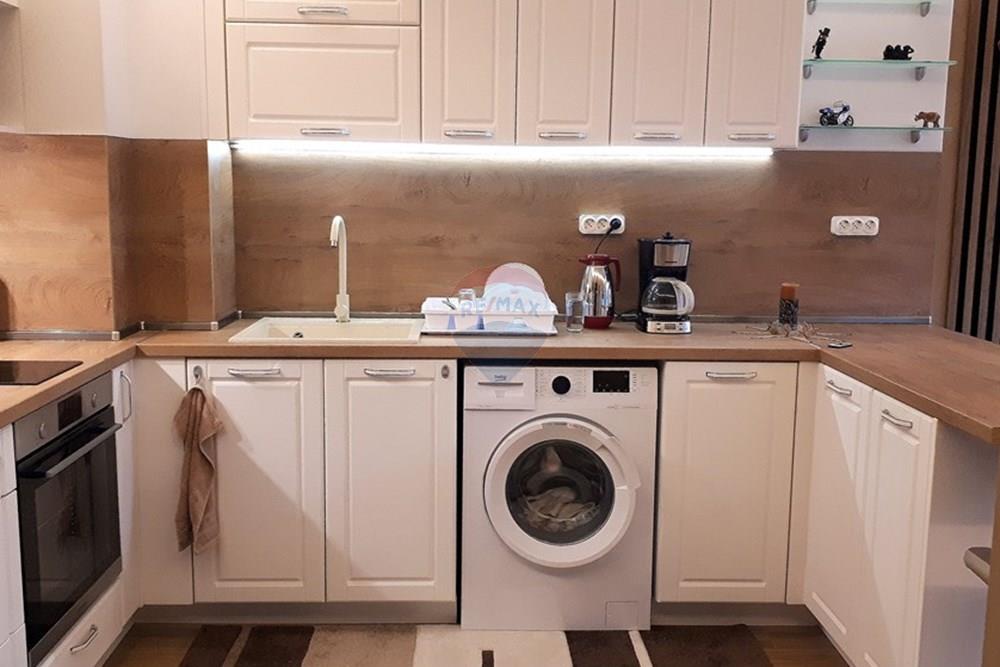 Апартамент - Под наем - гр. Варна, Област Варна, България - viber_image_2024-10-14_13-16-23-769.jpg - Кухня към всекидневната - 360391034-52