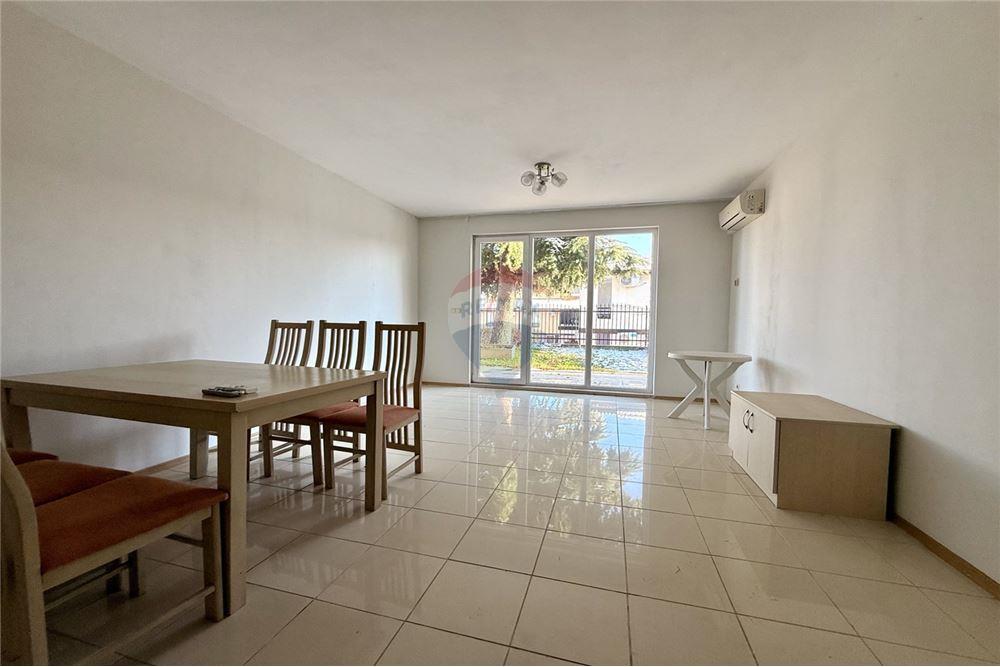 Апартамент - За продажба - с. Рогачево, Област Добрич, България - Просторна всекидневна с кухненски бокс и трапезария с изход към веранда тип английски двор/ ниво 1 - Всекидневна/Трапезария - 360321025-273