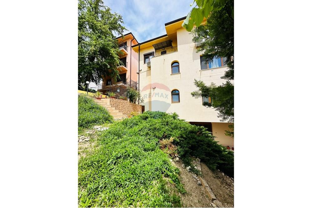 Хотел - За продажба - к.к. Чайка, Област Варна, България - IMG_0607.jpeg - Двор - 360321001-517