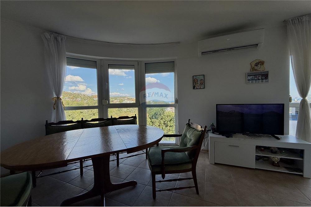 Condo/Apartment - For Sale - гр. Балчик, Област Добрич, Болгария - Просторна всекидневна с кухненски бокс и трапезария  с излаз към голяма открита тераса с гледка към морето - LivingRoom/DiningRoom - 360321025-229