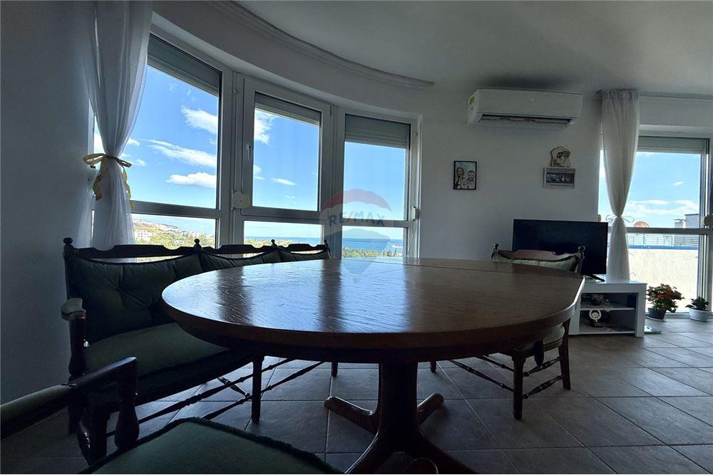 Condo/Apartment - For Sale - гр. Балчик, Област Добрич, Болгария - Просторна всекидневна с кухненски бокс и трапезария  с излаз към голяма открита тераса с гледка към морето - LivingRoom/DiningRoom - 360321025-229