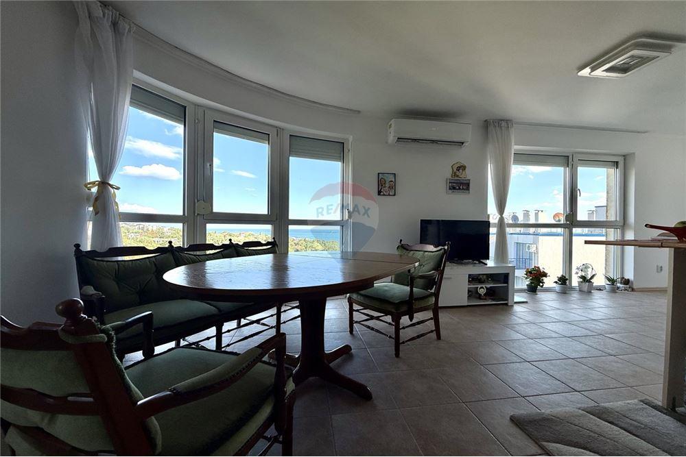 Condo/Apartment - For Sale - гр. Балчик, Област Добрич, Болгария - Просторна всекидневна с кухненски бокс и трапезария  с излаз към голяма открита тераса с гледка към морето - LivingRoom/DiningRoom - 360321025-229