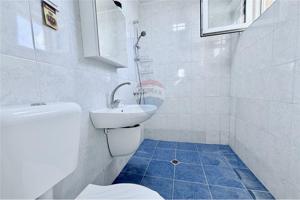 Condo/Apartment - For Sale - гр. Балчик, Област Добрич, Болгария - Баня и тоалетна в едно помещение към първа спалня - Bathroom - 360321025-229