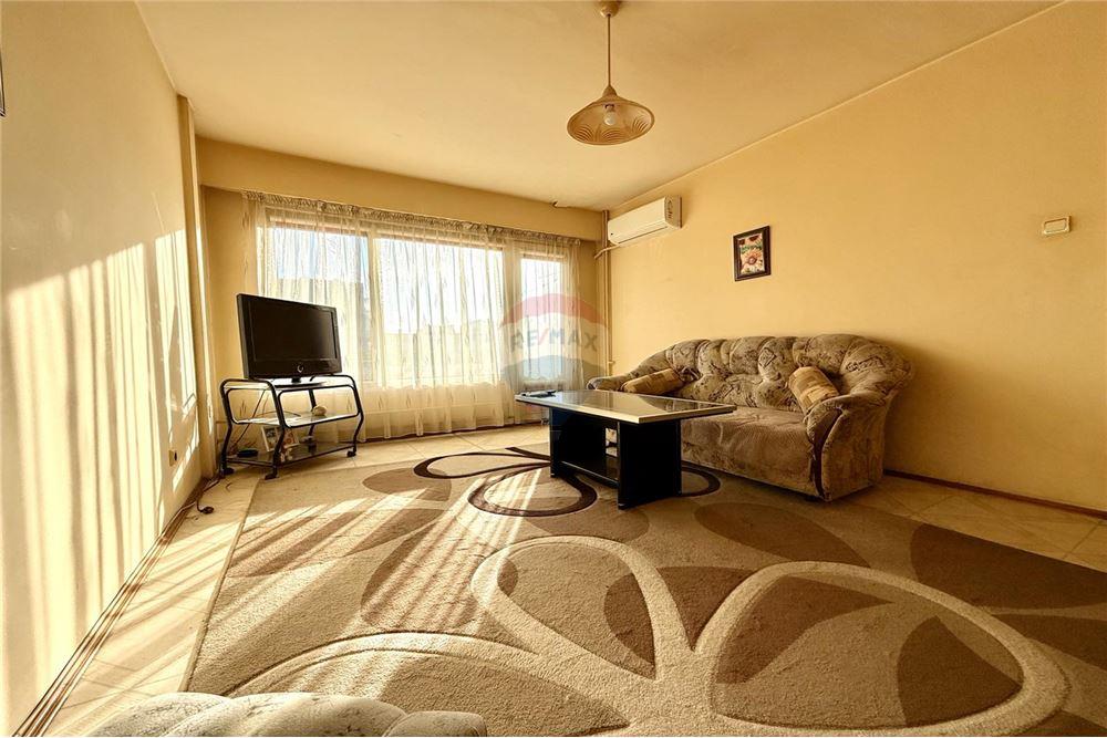 Апартамент - За продажба - гр. Варна, Област Варна, България - Просторна слънчева всекидневна с изход към открита тераса с частична панорамна гледка - Всекидневна - 360321025-285