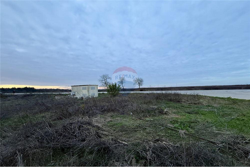 УПИ - За продажба - с. Топола, Област Добрич, България - Едноетажна сграда с функционално предназначение - сграда за енергопроизводство – трафопост - Друга - 360321025-261