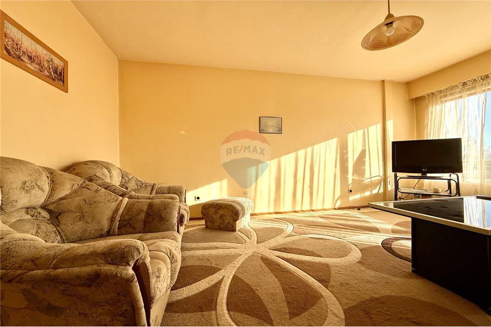 Апартамент - За продажба - гр. Варна, Област Варна, България - Просторна слънчева всекидневна с изход към открита тераса с частична панорамна гледка - Всекидневна - 360321025-285