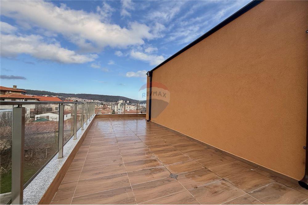 Апартамент - За продажба - гр. Варна, Област Варна, България - Просторна открита тераса с гледка към морето с достъп от всекидневна и спалня - Тераса - 360321025-272