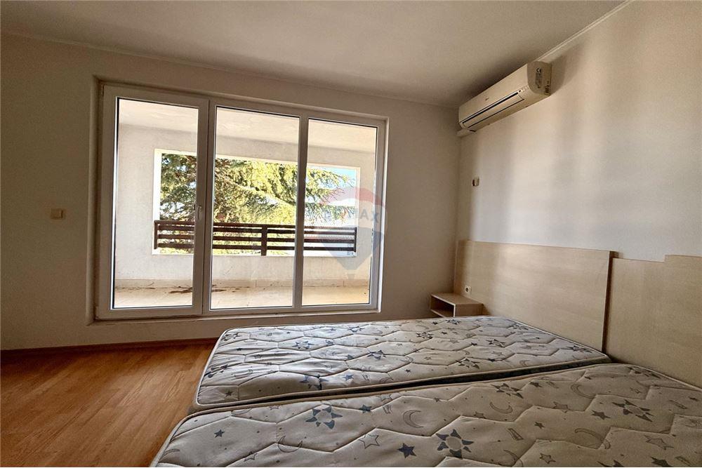 Апартамент - За продажба - с. Рогачево, Област Добрич, България - Първа спалня с баня с вана и тоалетна в едно помещение към нея и изход към просторна тераса/ ниво 2 - Спалня - 360321025-273