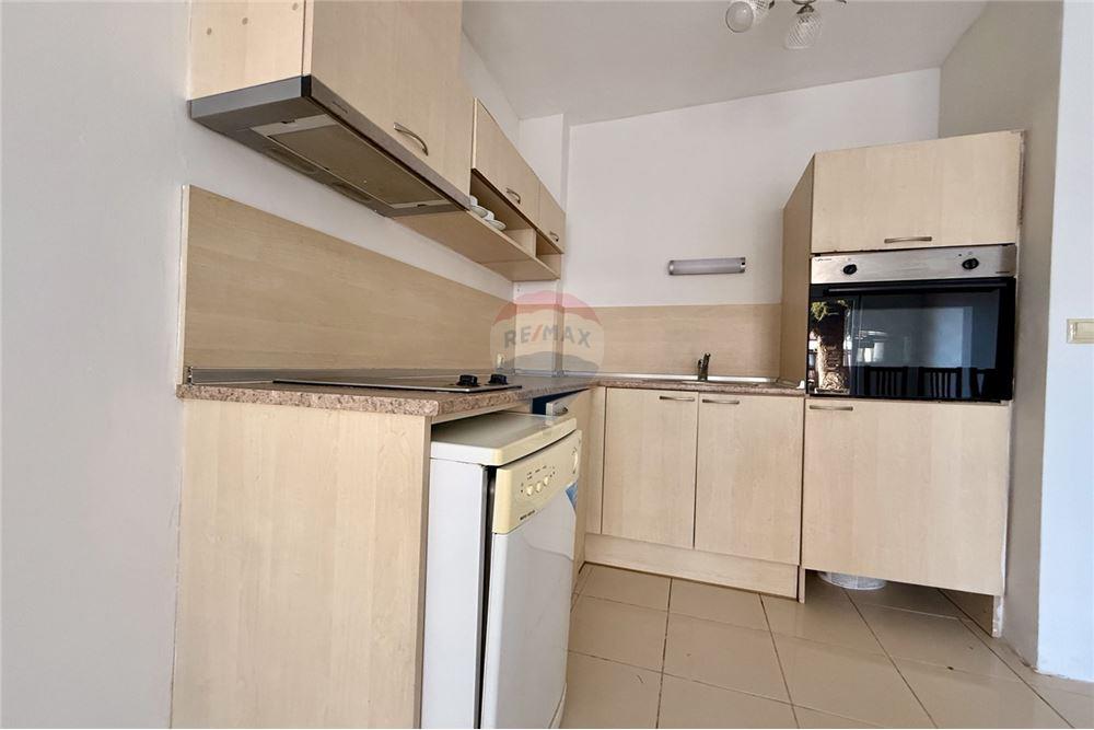 Апартамент - За продажба - с. Рогачево, Област Добрич, България - Просторна всекидневна с кухненски бокс и трапезария с изход към веранда тип английски двор/ ниво 1 - Всекидневна/Трапезария - 360321025-273