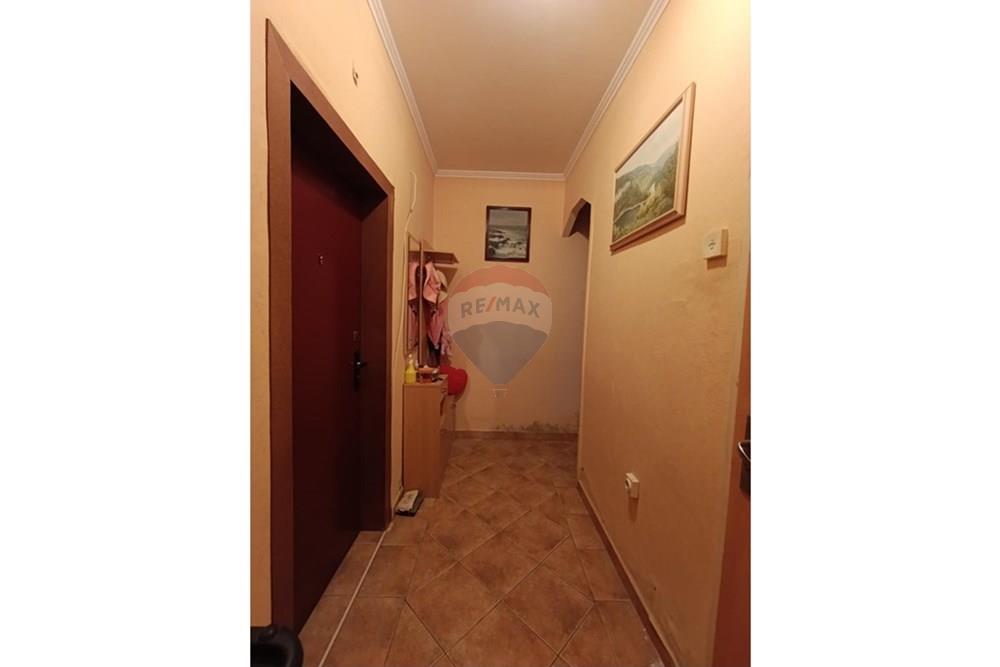 Апартамент - За продажба - гр. Добрич, Област Добрич, България - 15d3dfdd-2924-4d92-8c34-32cdc3d9092a.jpeg - Коридор - 360301017-92